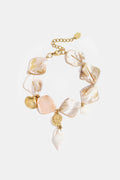 Bracelet beige orné de coquillages et de breloques marines • Atelier Zolya