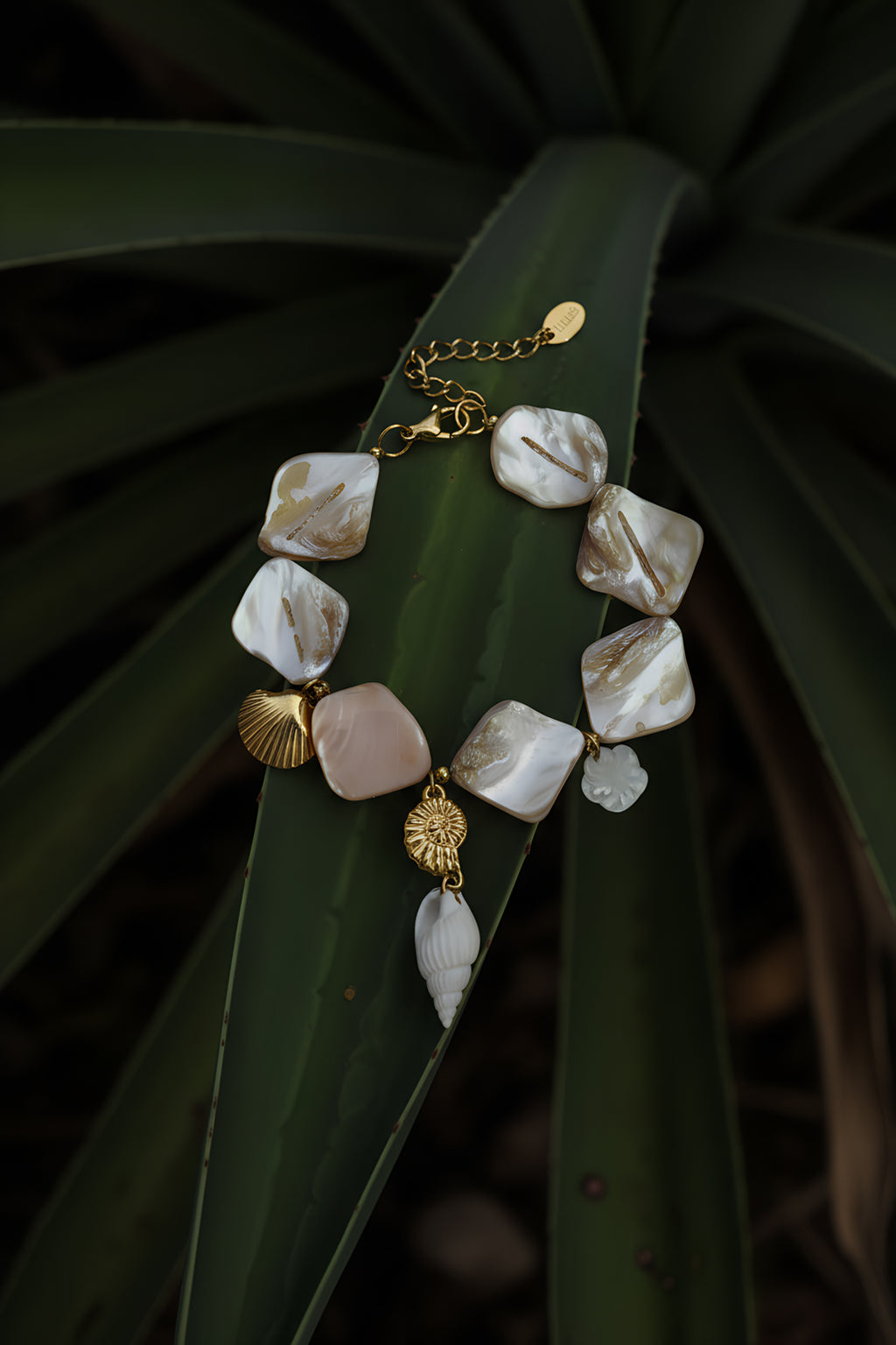 Bracelet beige orné de coquillages et de breloques marines • Atelier Zolya