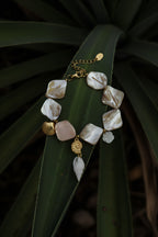 Bracelet beige orné de coquillages et de breloques marines • Atelier Zolya