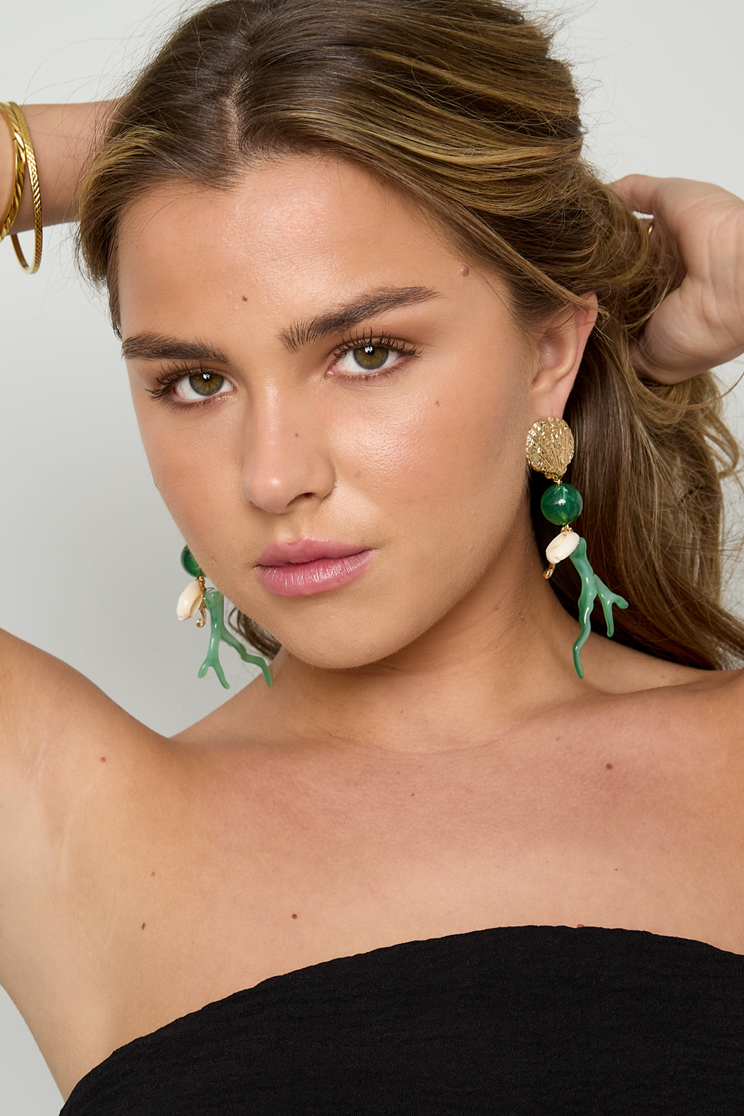 Boucles d'Oreilles Pendantes Coquillage Doré, Perle & Corail Vert • Edition Île • Atelier Zolya