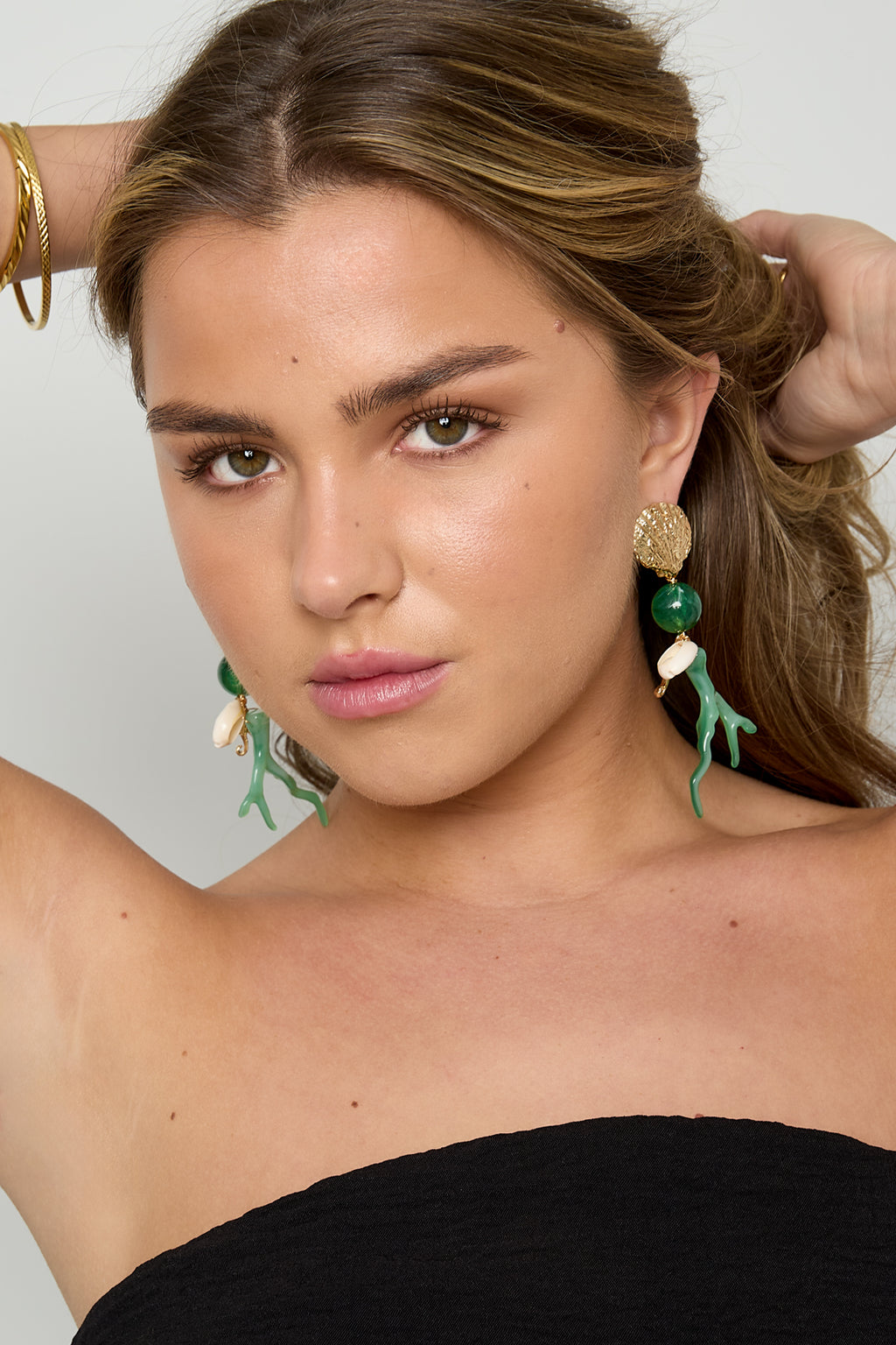Boucles d'Oreilles Pendantes Coquillage Doré, Perle & Corail Vert • Edition Île • Atelier Zolya