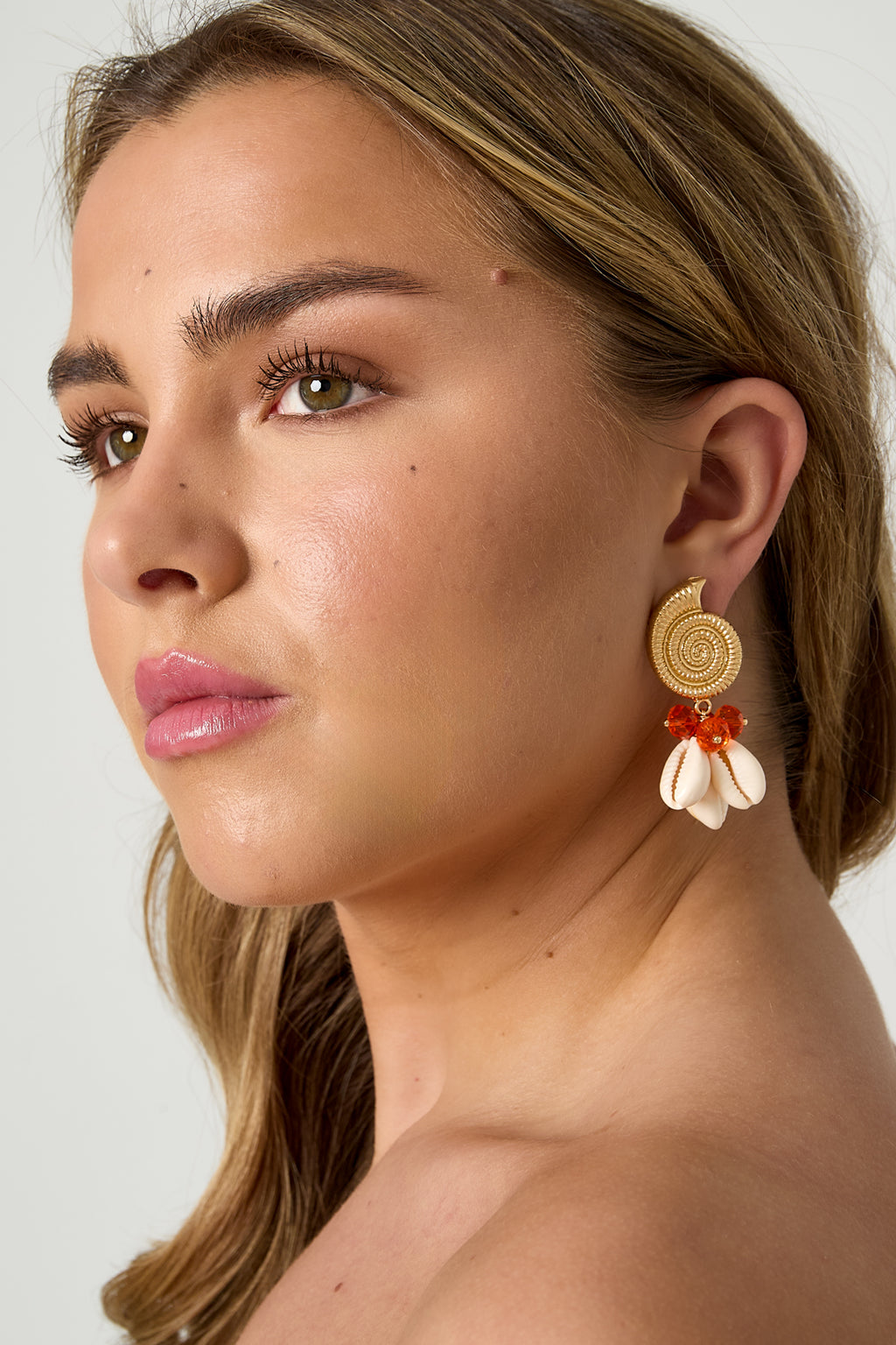 Boucles d'Oreilles Escargot Doré, Cauris & Perles Oranges• Édition Île • Atelier Zolya